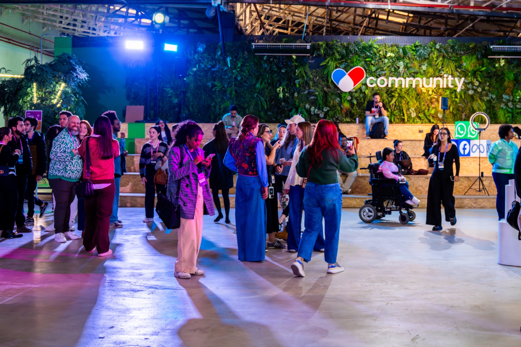 Evento Community com público interagindo em frente ao palco principal.
