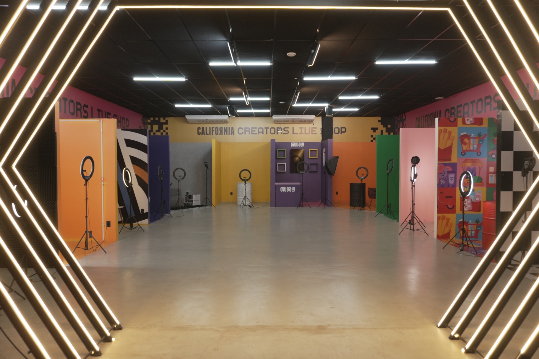 California Creators Live Shop com cenários coloridos e ring lights para gravação.