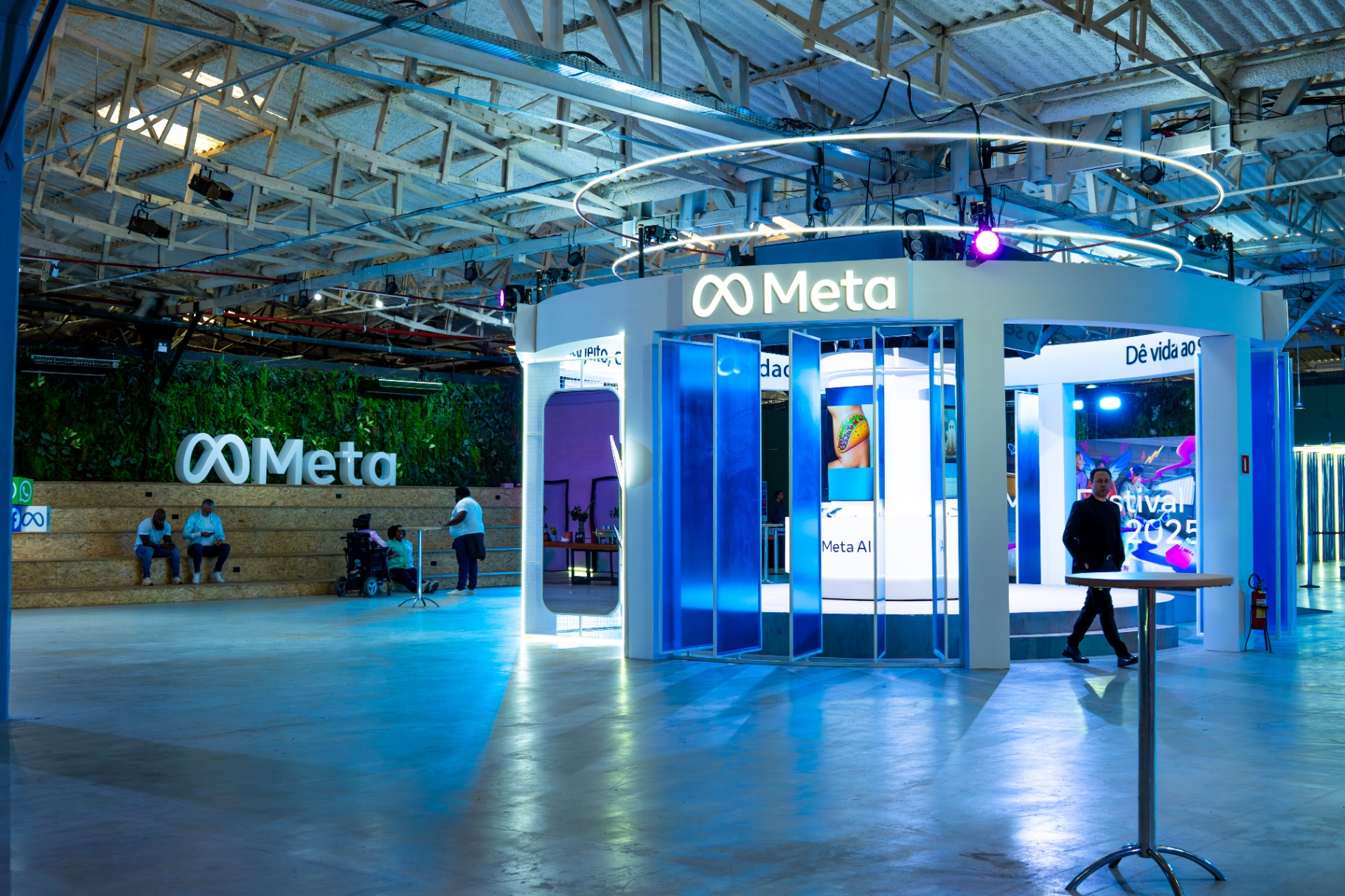 Ativação da Meta dentro da Community com estrutura circular e telões.