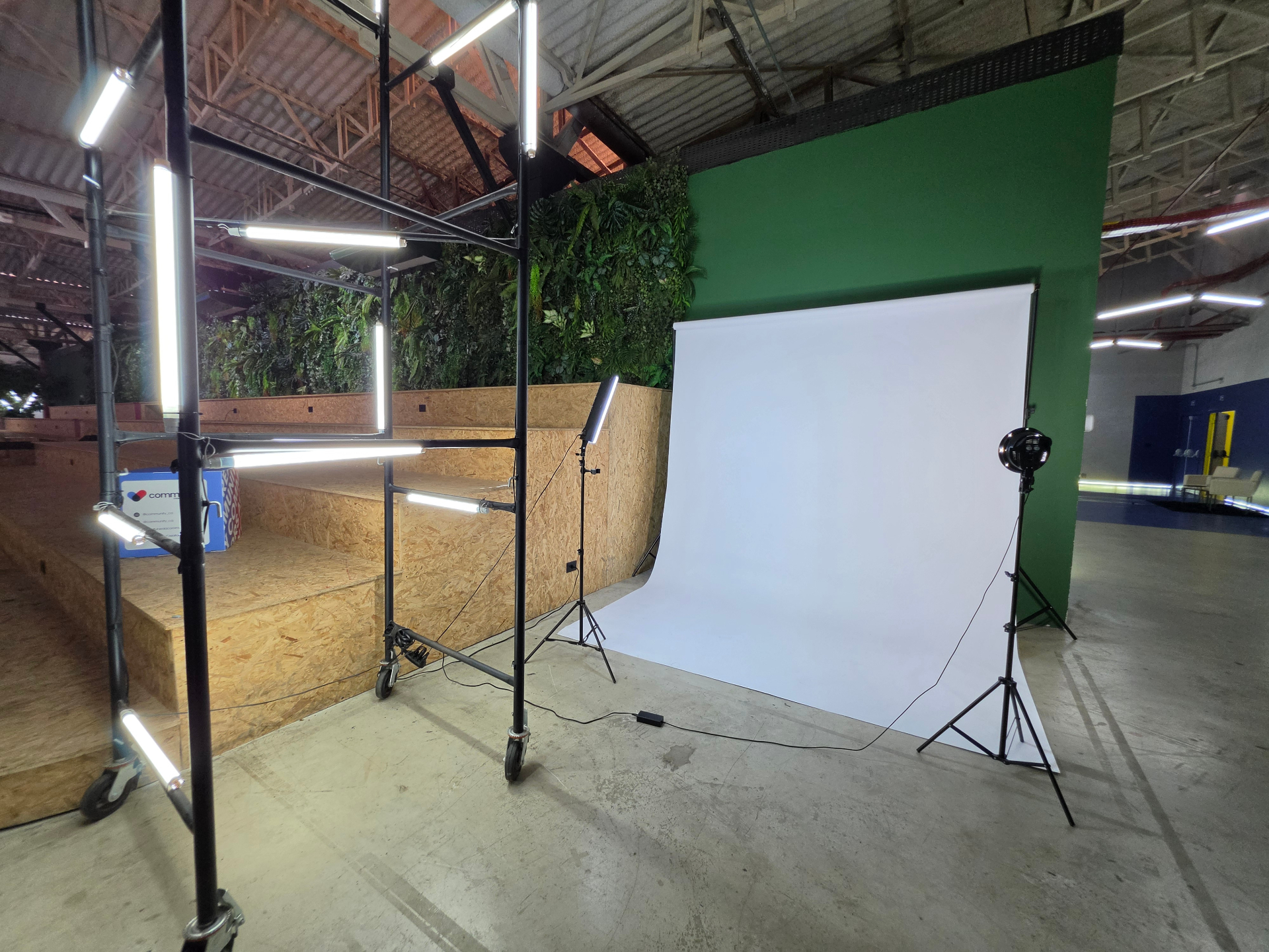 Setup de estúdio fotográfico com fundo infinito e estrutura de luz.
