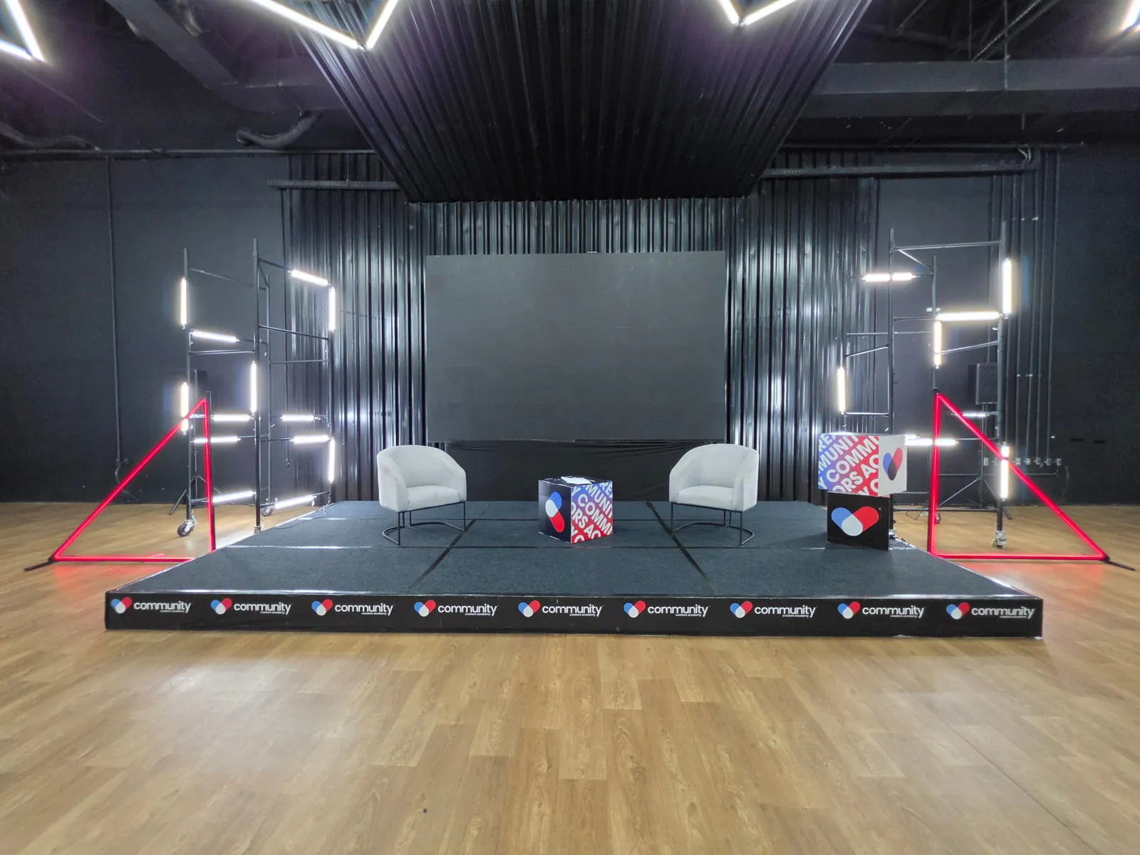 Palco montado para entrevista ou apresentação dentro da Community.